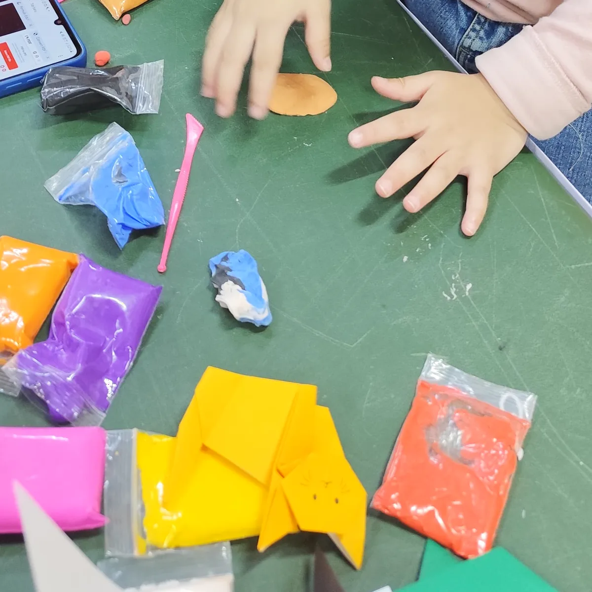 Kegiatan kreatif dan kriya siswa di Bandung
