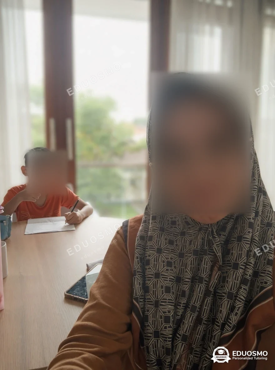 Galeri kelas bahasa inggris: siswa bersama tutor Eduosmo di Bandung