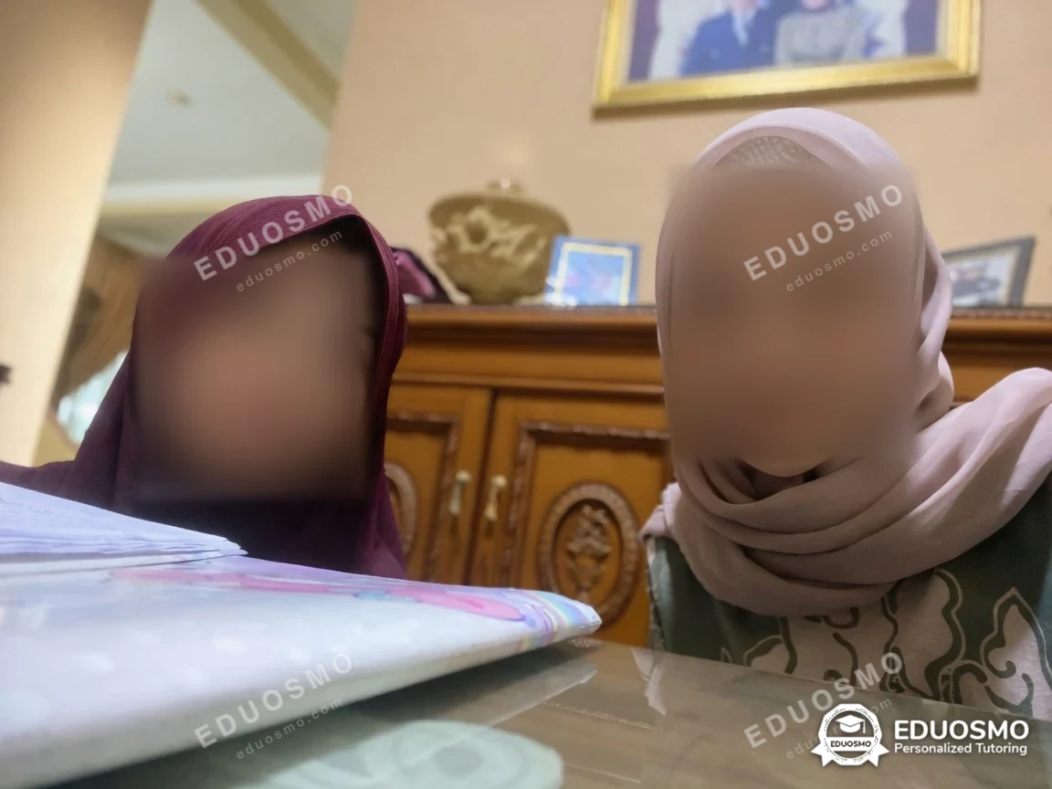 Tutor Eduosmo mendampingi siswa belajar bahasa inggris di Bandung