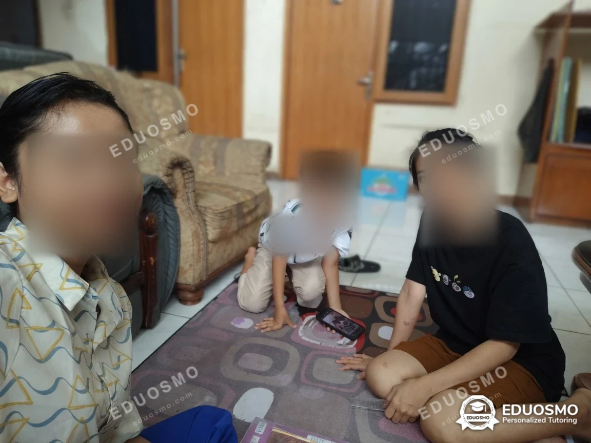Tutor Eduosmo mendampingi siswa belajar les masuk sekolah di Bandung