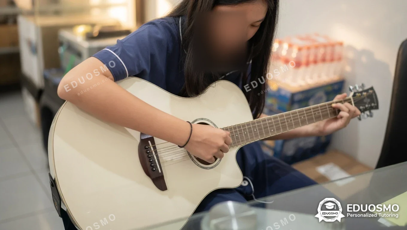Galeri kelas gitar: siswa bersama tutor Eduosmo di Bandung