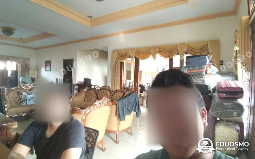 Tutor Eduosmo mendampingi siswa belajar SM ITB di Bandung