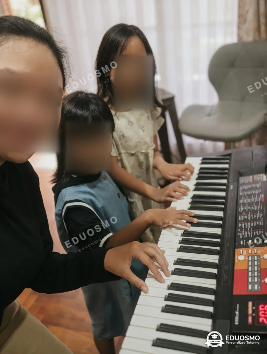 Galeri kelas piano: siswa bersama tutor Eduosmo di Bandung