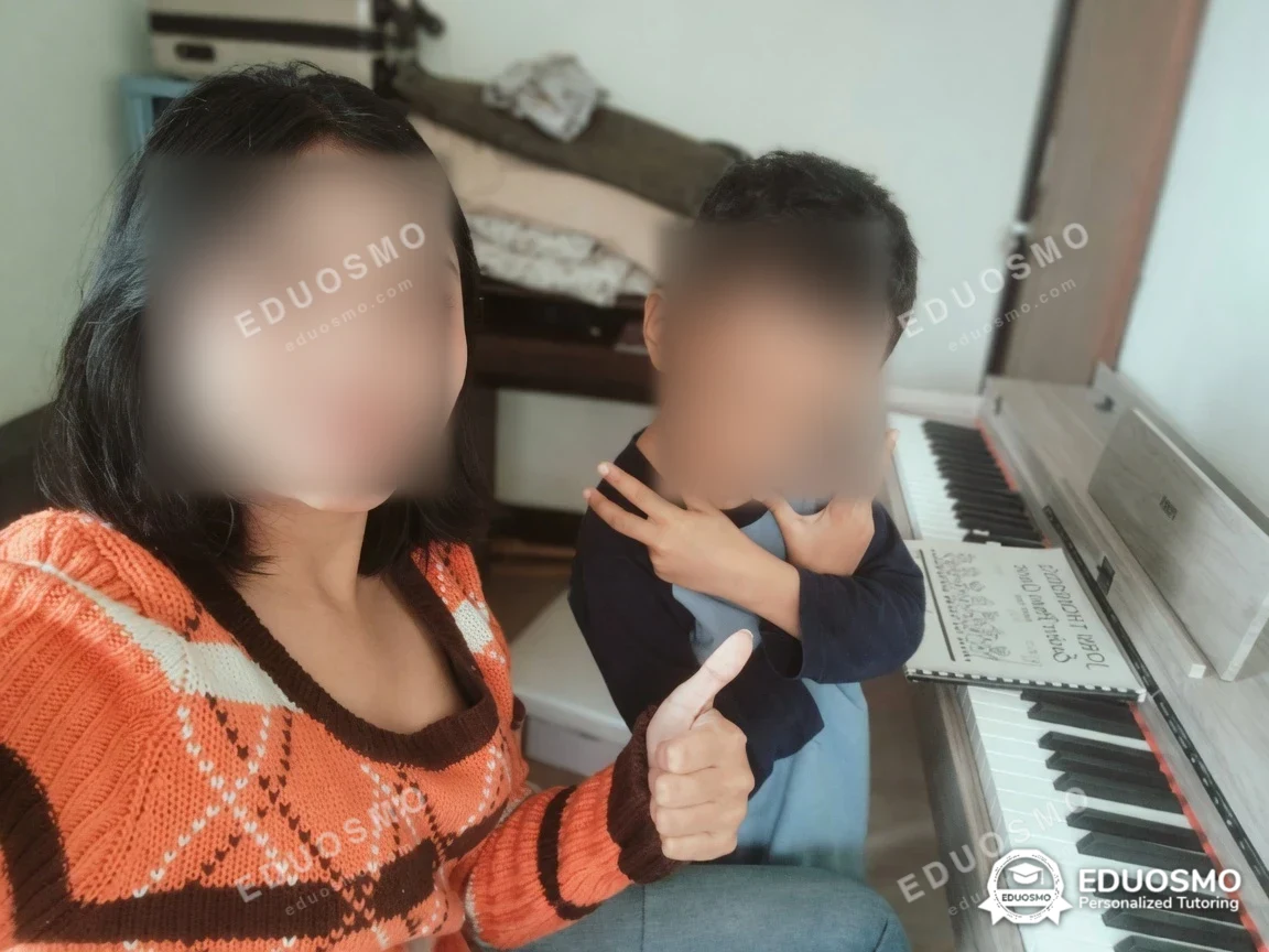 Tutor Eduosmo mendampingi siswa belajar piano di Bandung
