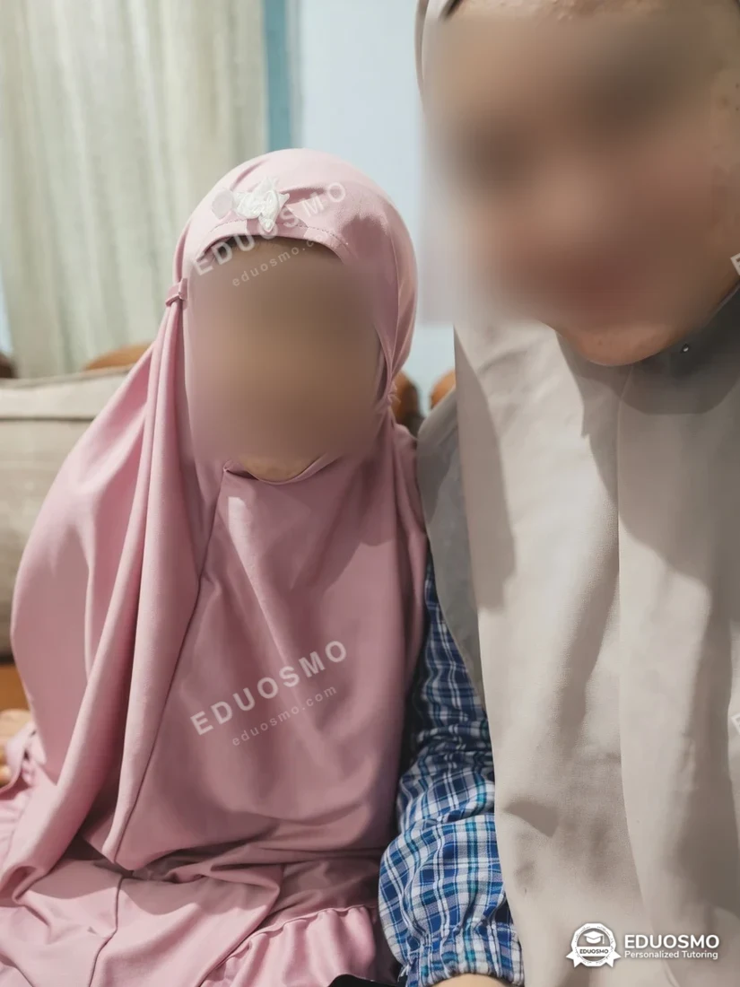 Tutor Eduosmo mendampingi siswa belajar SD di Bandung